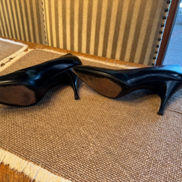 VINTAGE BLACK LEATHER PUMPS - Picture 6 of 10